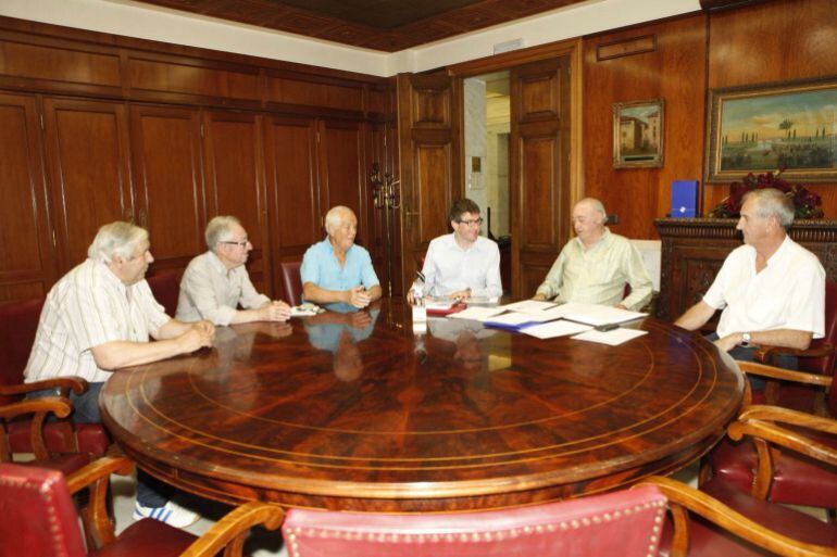La directiva de la &#039;Institución Celedones de Oro&#039;, reunida con el alcalde de Vitoria el pasado mes de agosto