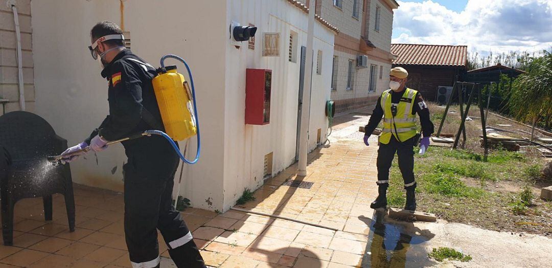 La UME desinfecta las residencias de mayores de Tavernes de la Valldigna 