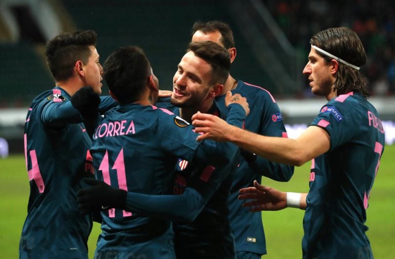 Los jugadores del Atlético de Madrid celebran un gol en Moscú.