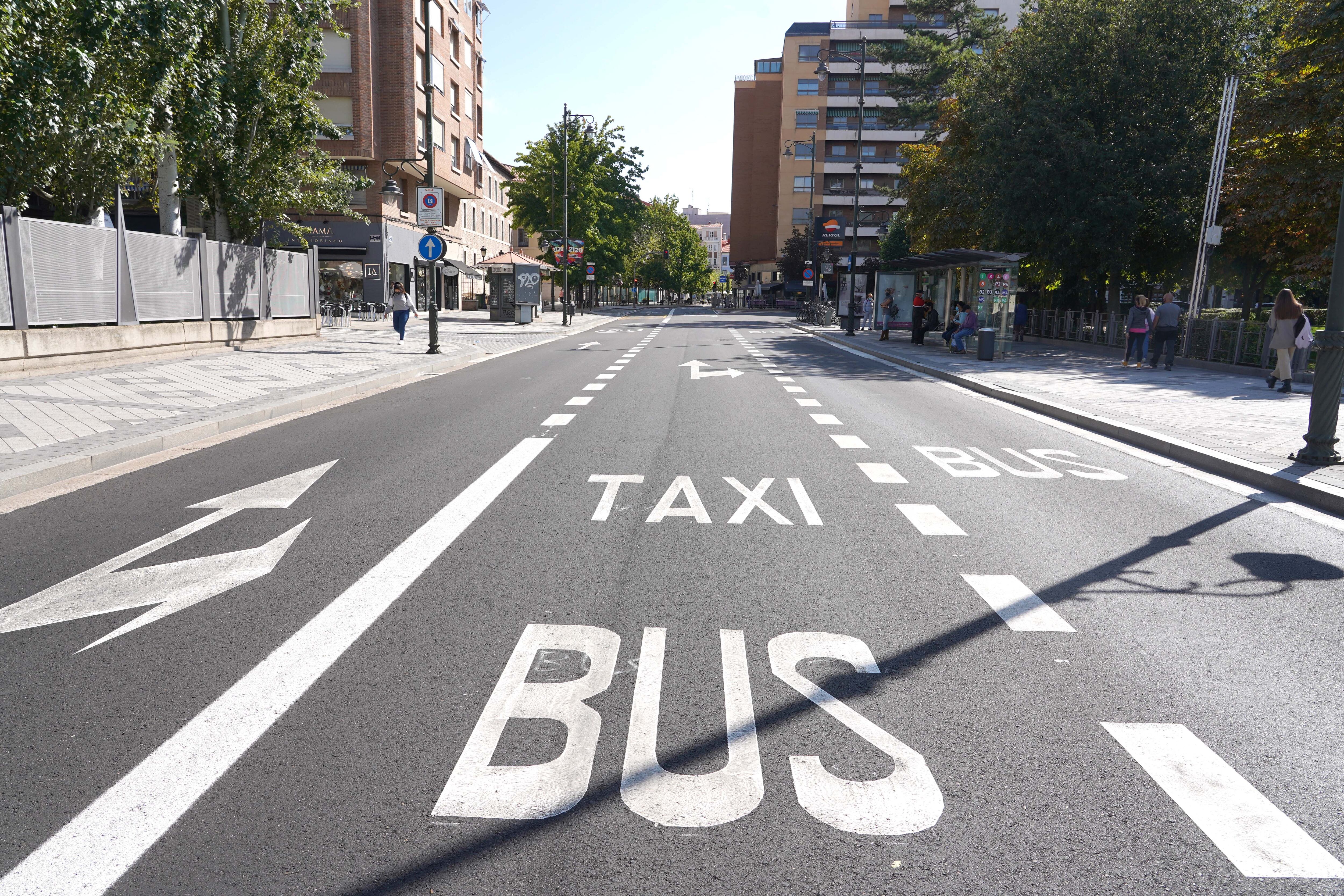 Uno de los carriles para el transporte público en el centro de Valladolid