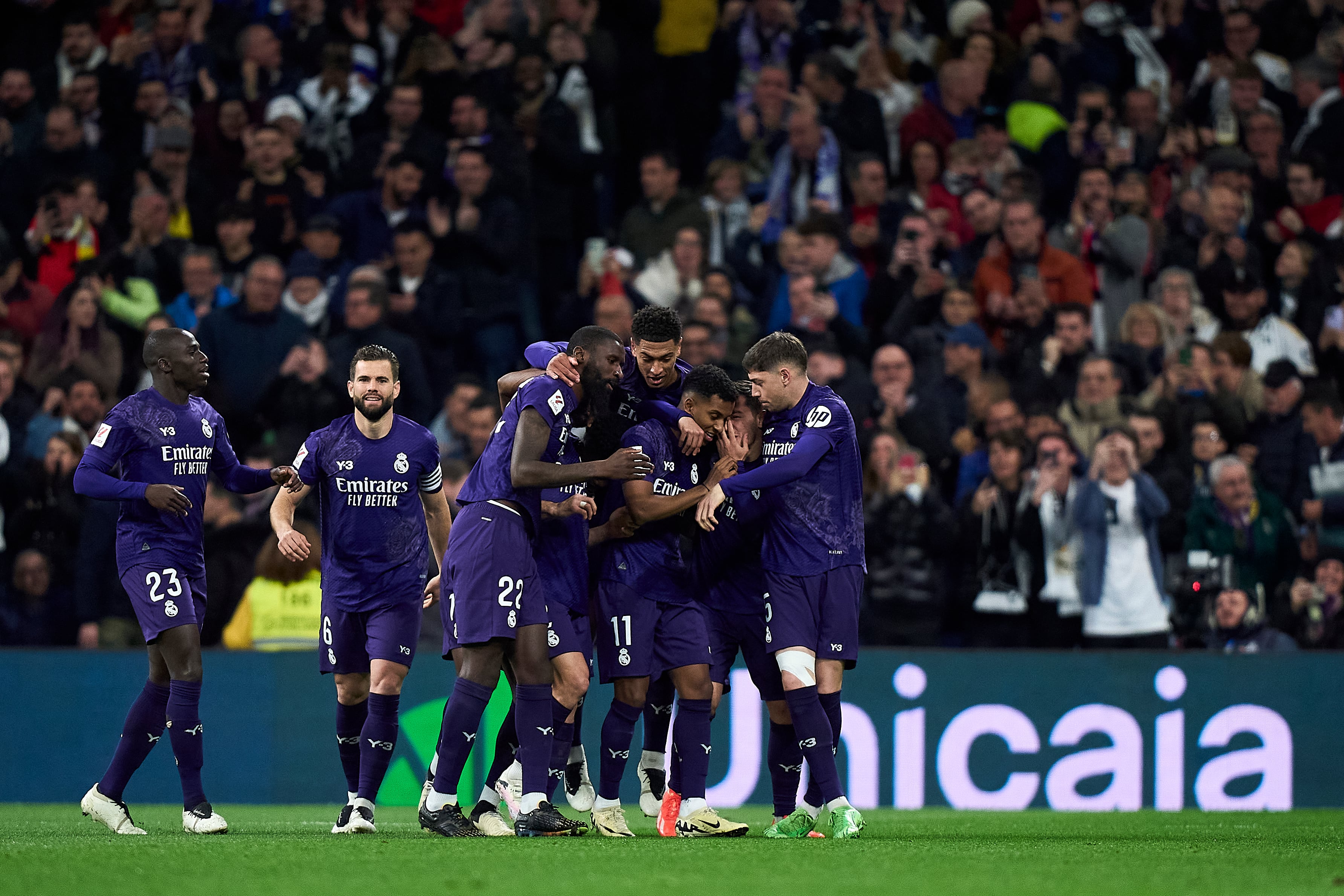 Los jugadores del Real Madrid celebran . (Photo by Diego Souto/Getty Images)