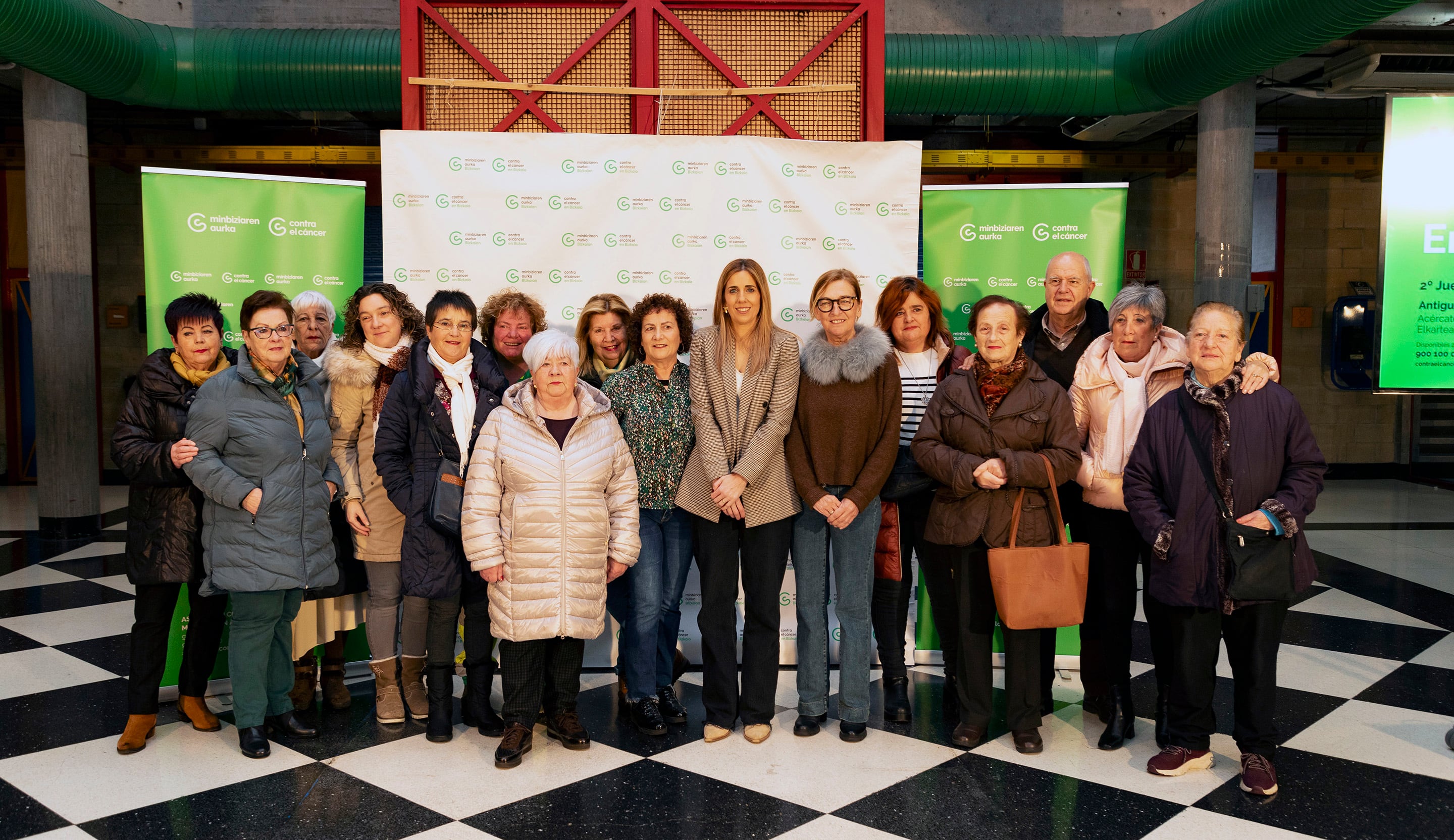 Las presidentas de la AECC de Ermua y Bizkaia junto con la alcaldesa de Ermua y otras voluntarias