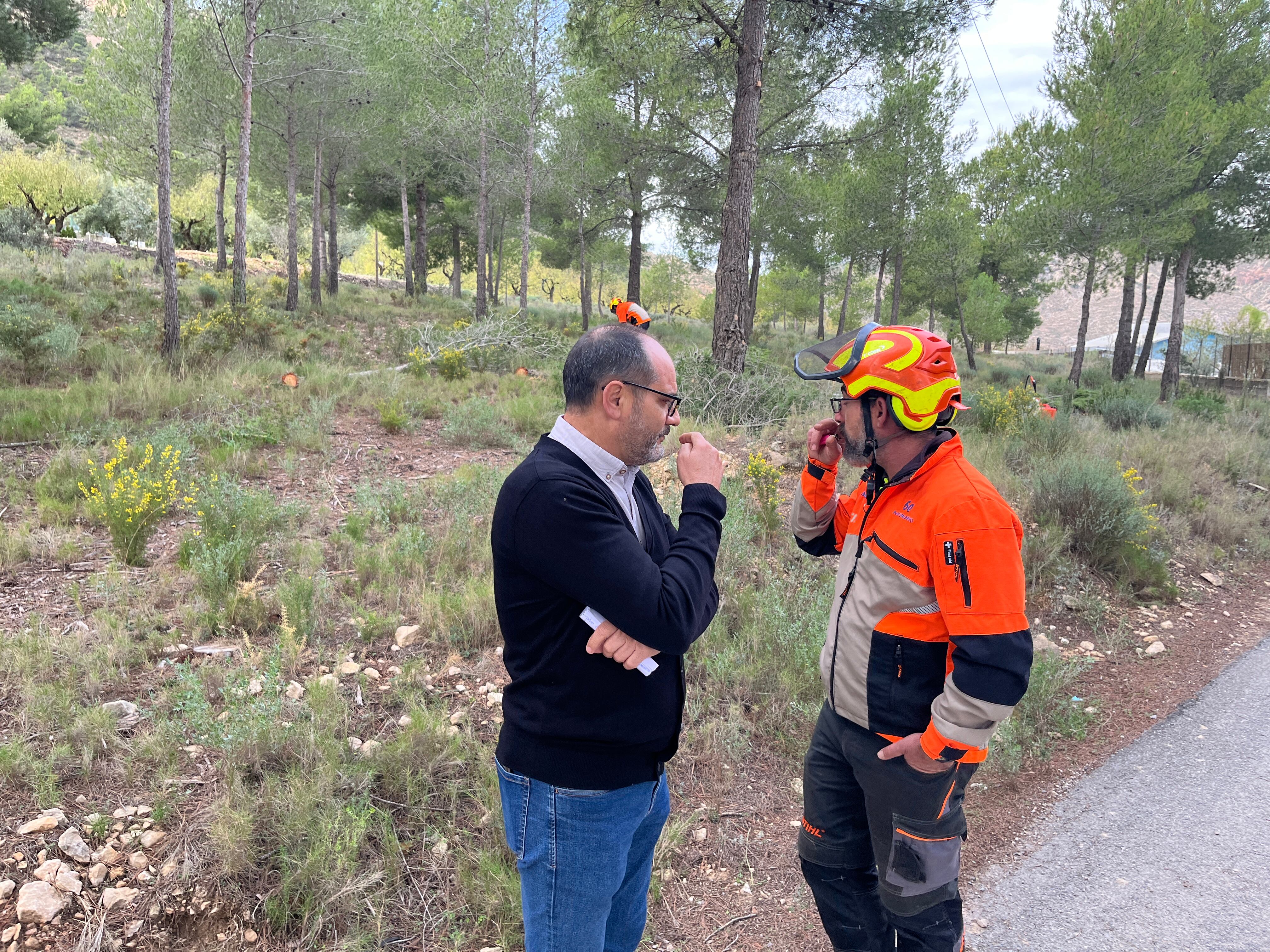Concejal y profesional en el paraje natural de Petrer