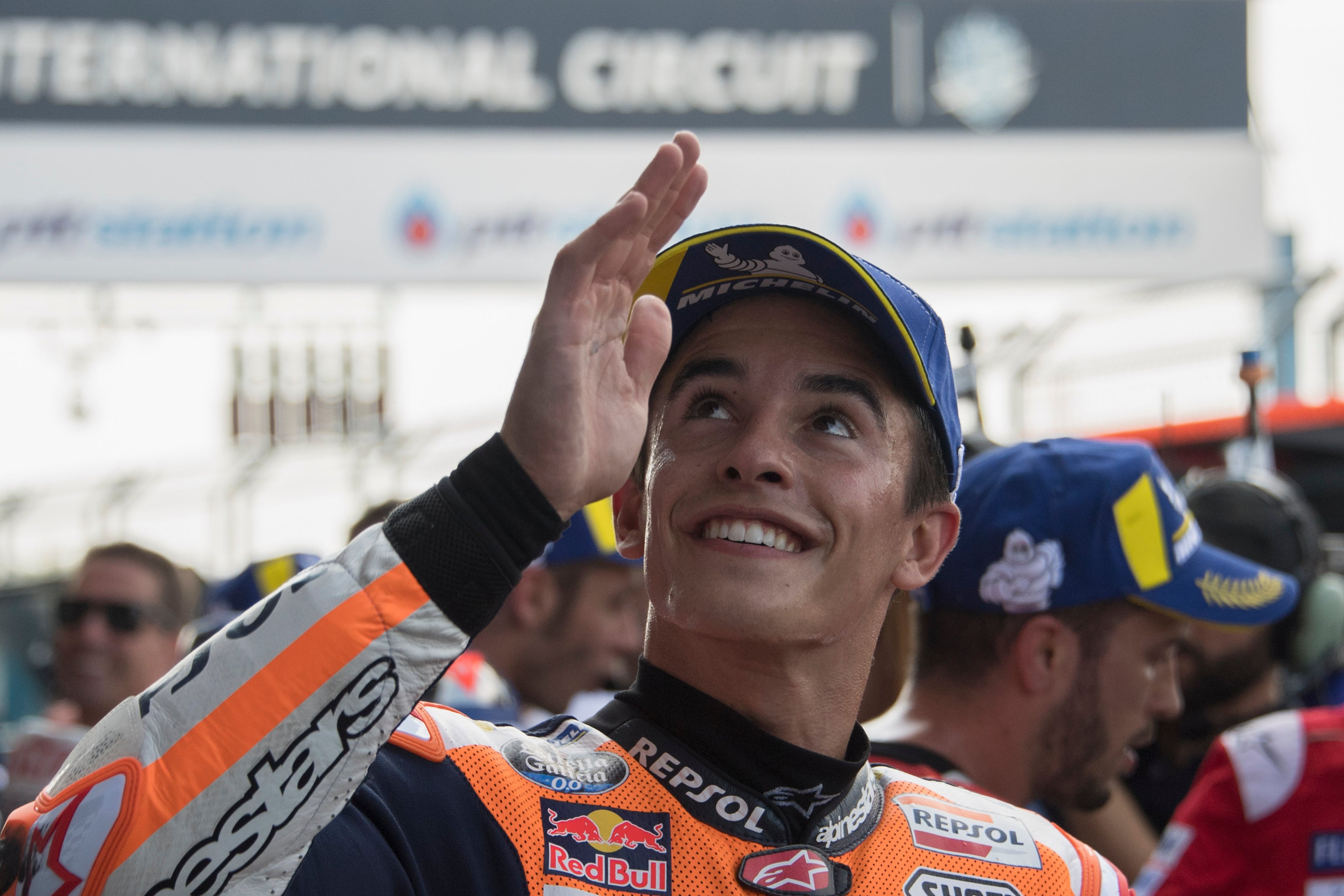 Marc Marquez, piloto español del Repsol Honda Team, celebrando su última pole en Tailandia