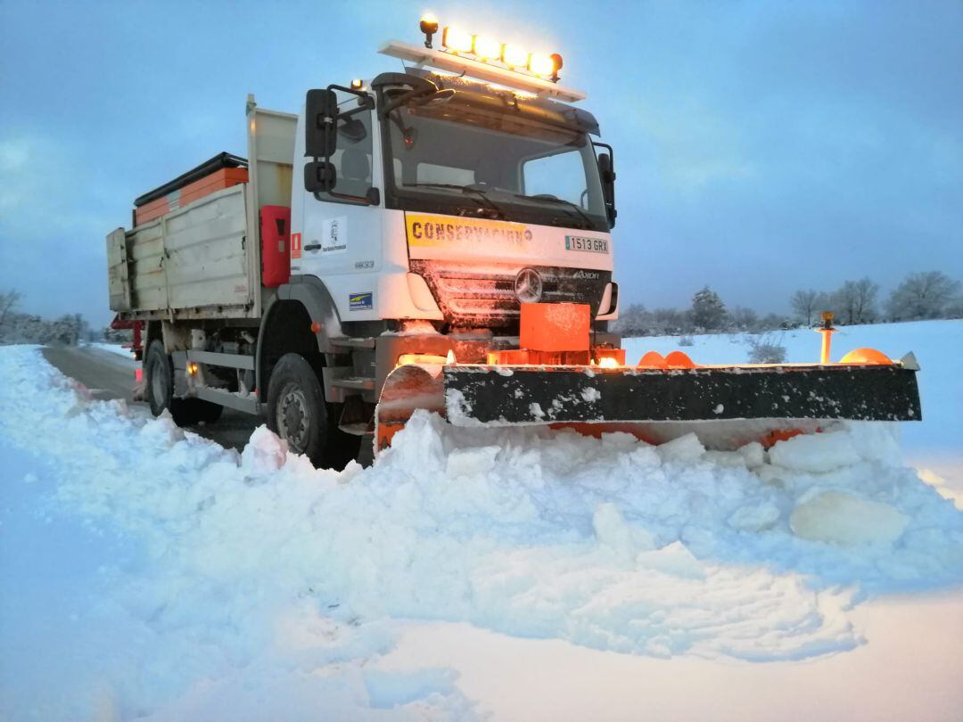 Camiones quitanieves trabajando en las carreteras de la provincia