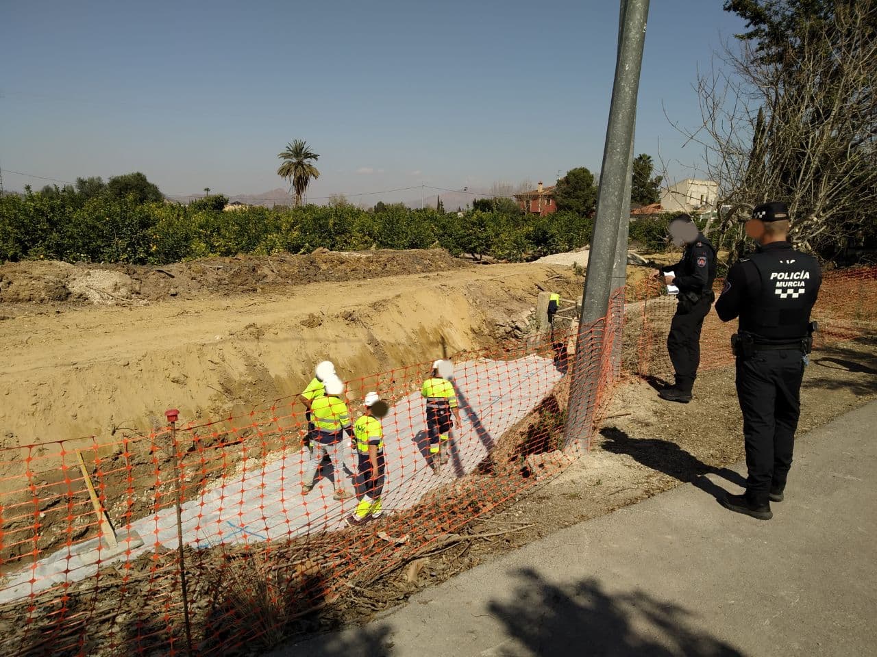 Archivo - La policía paraliza las obras en la acequia de Benetucer en 2022