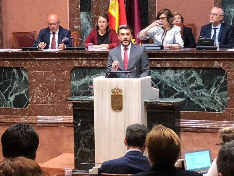 Joaquín López, portavoz socialista, en la tribuna de la Asamblea.