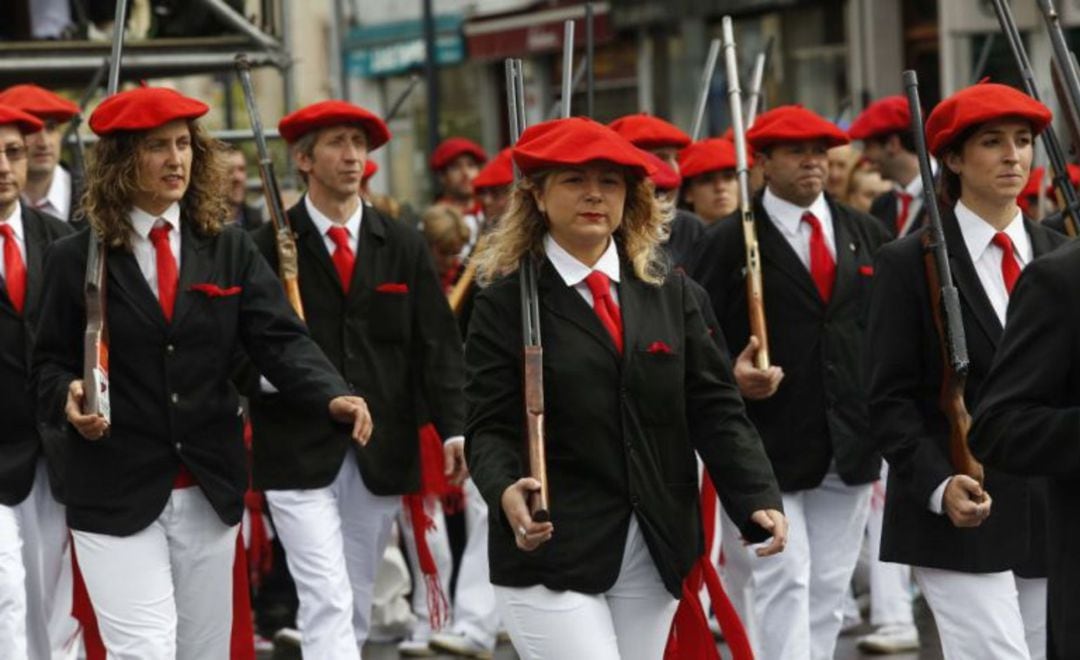 Mujeres y hombres, desfilan en una compañía del alarde mixto de Irun. 