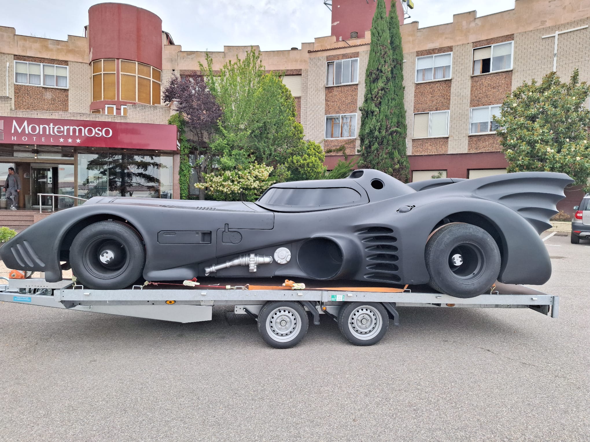 El coche de Batman se ubicaba claramente visible al pasar por las instalaciones del hotel