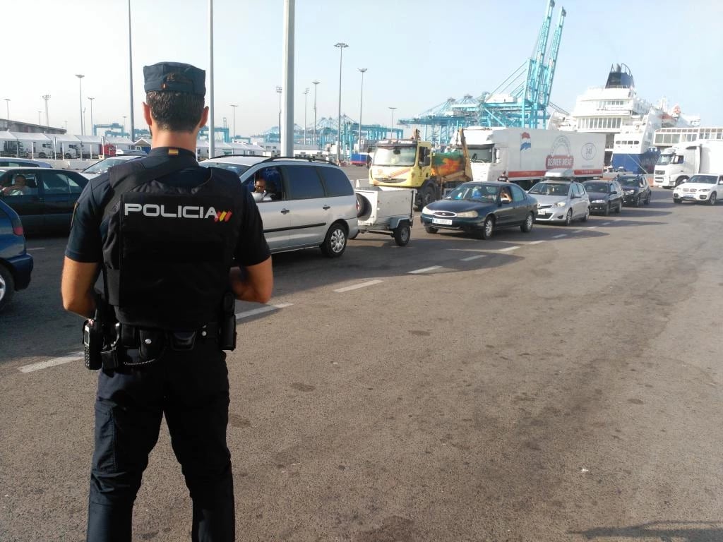 Un agente en el Puerto de Algeciras