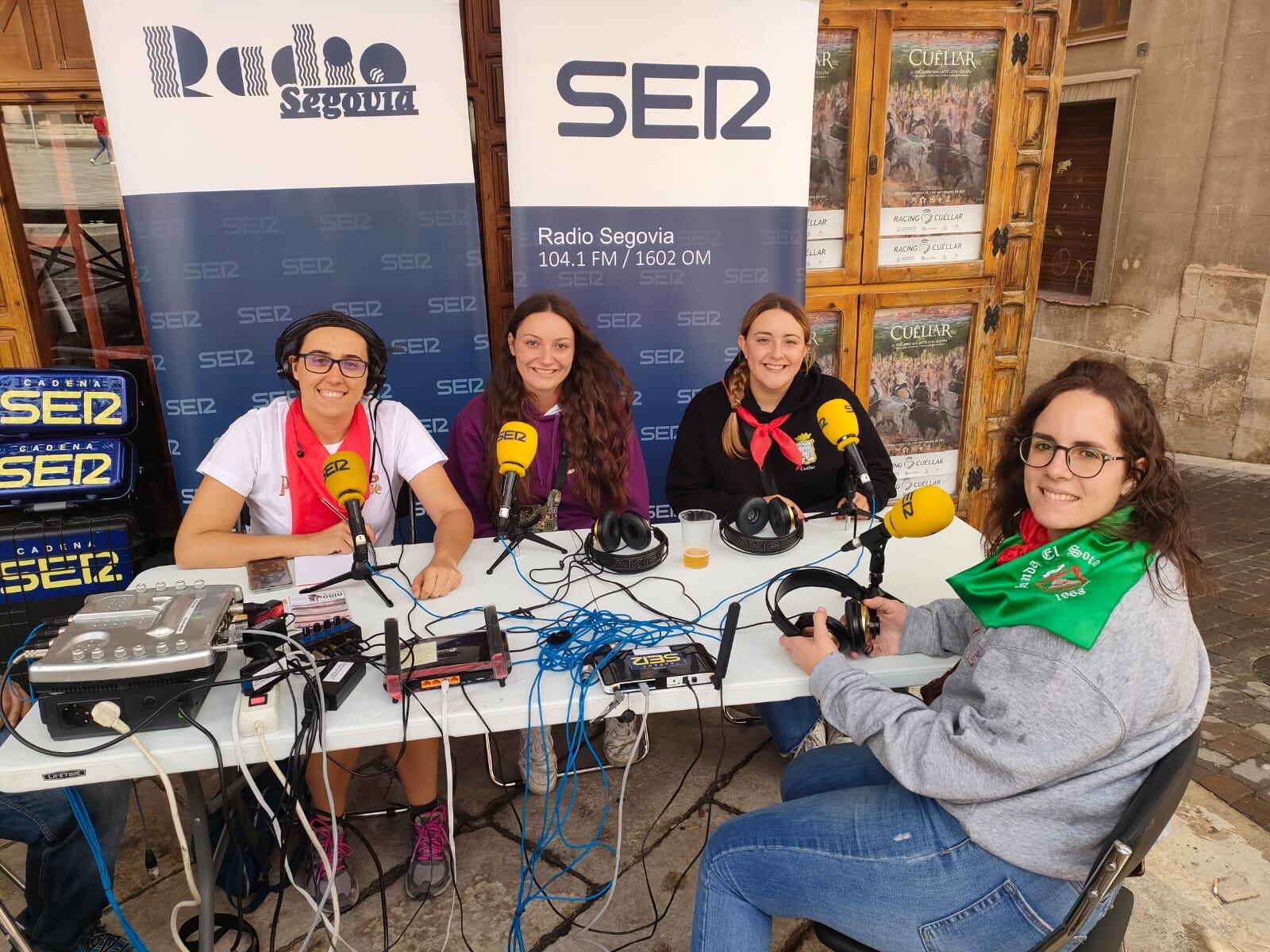 La Corregidora y las Damas de las Fiestas de Cuéllar pasan por el improvisado estudio de Hoy por Hoy Segovia en la villa