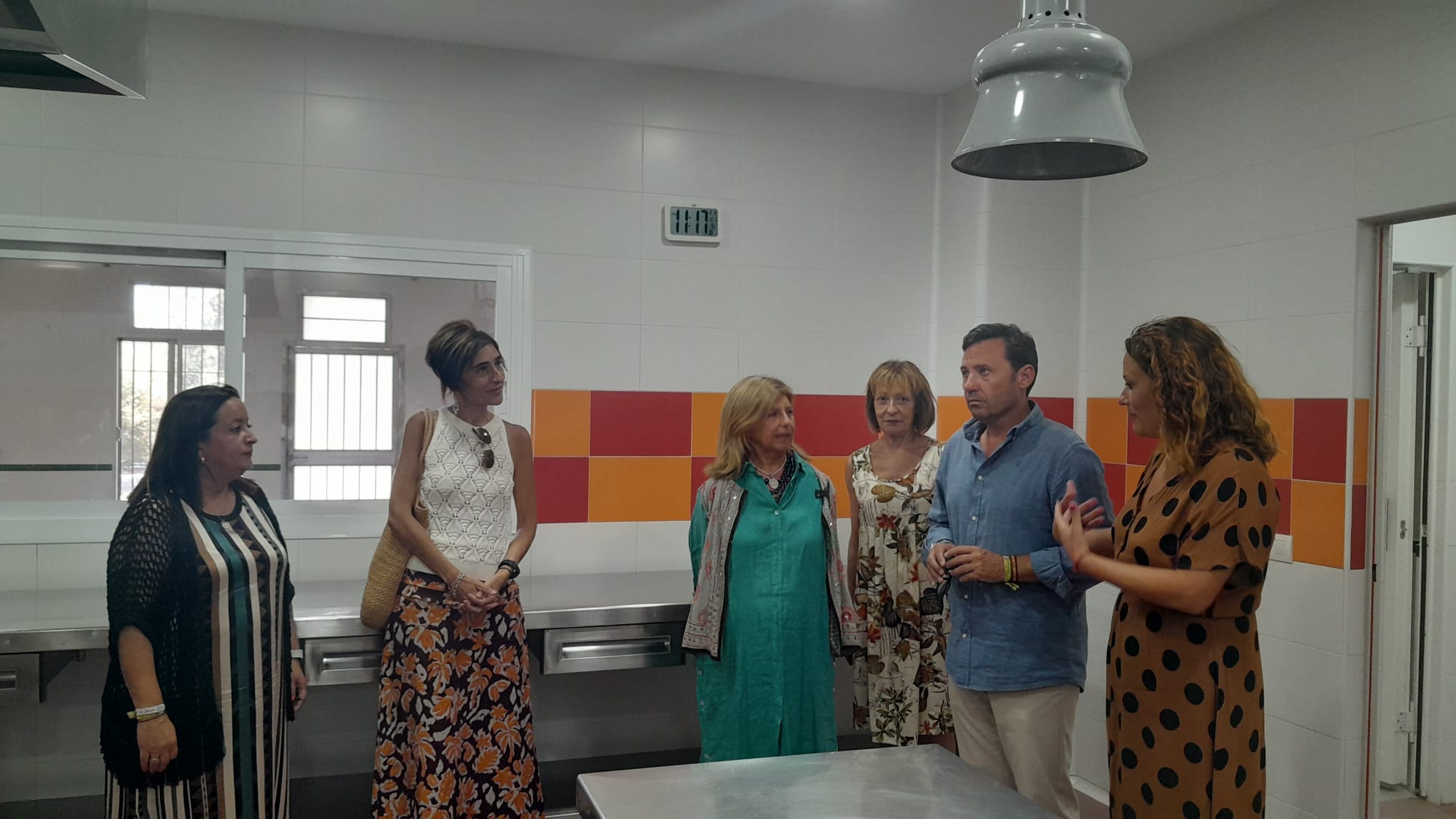 Un momento de la visita de autoridades locales y de la Junta a las instalaciones de la Escuela de Hostelería de San Roque.