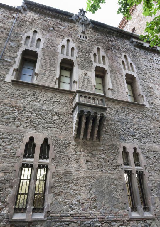 Façana de la casa parroquial de Sant Joan de Gràcia