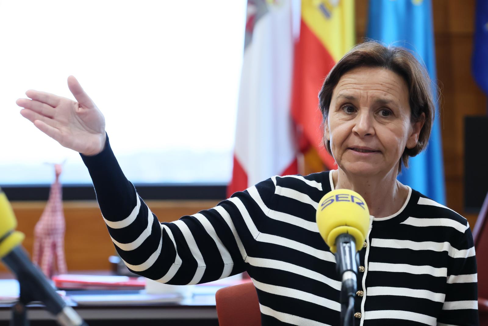 Carmen Moriyón, alcaldesa de Gijón, durante una entrevista con SER Gijón desde su despacho en el ayuntamiento.