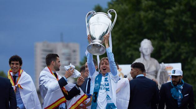 Luka Modric alza el trofeo de la UEFA Champions League de la pasada temporada