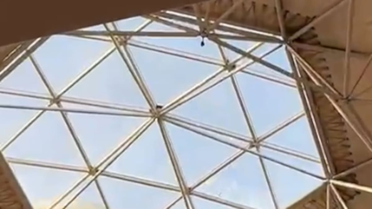 El fuerte viento afecta la lona y la cúpula del Centro Comercial Plaza Mayor