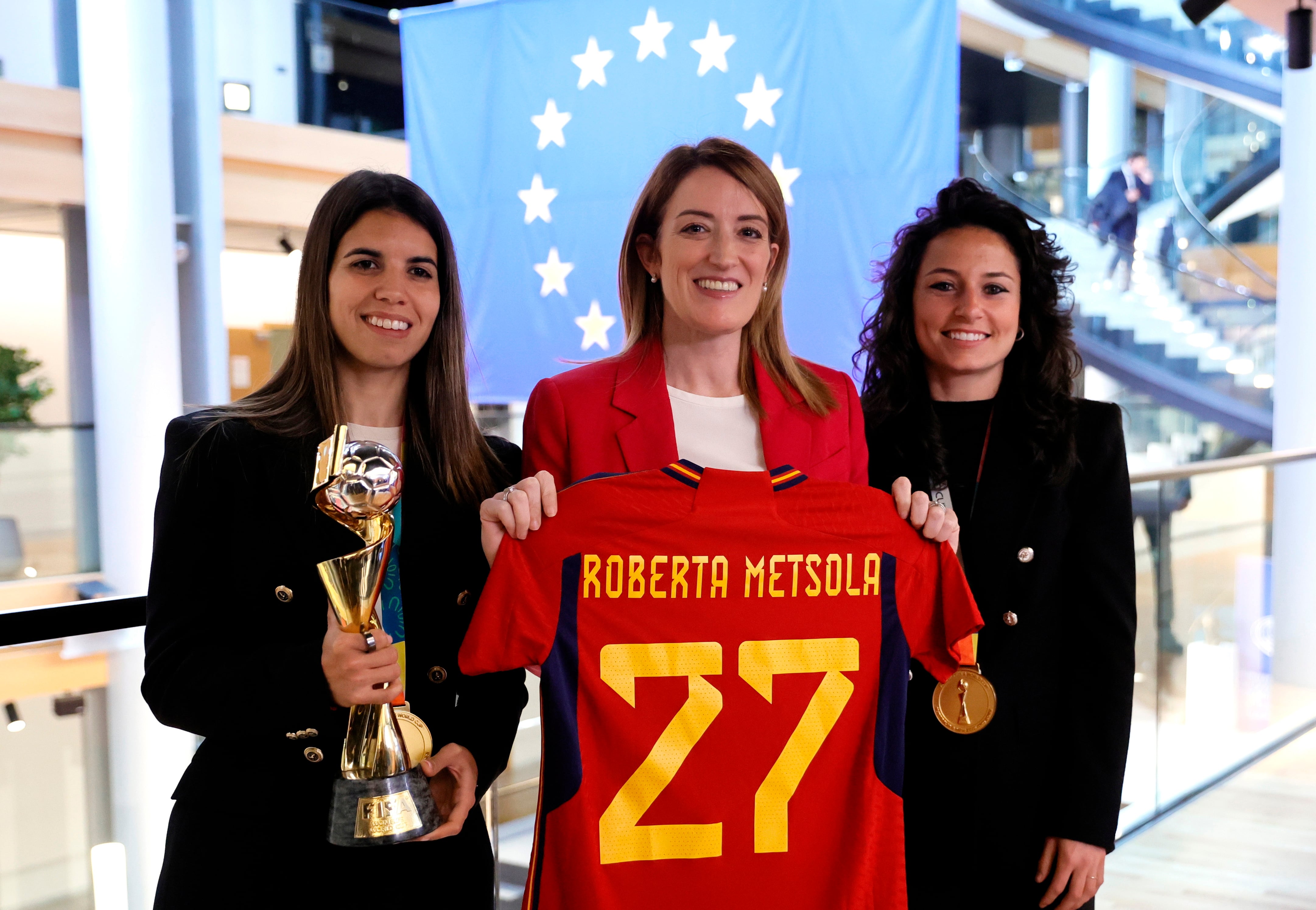 Roberta Metsola, centro, junto a Ivana Andrés y Alba Redondo, jugadoras de la Selección Española de Fútbol que ganó el Mundial.