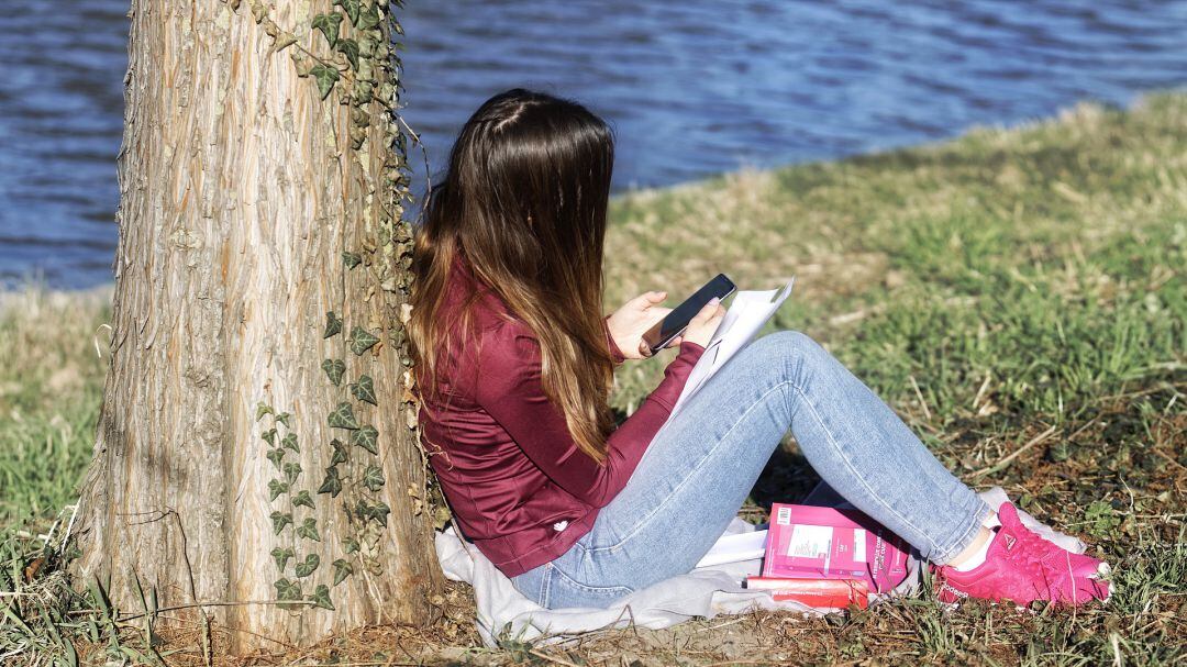 Joven en un parque