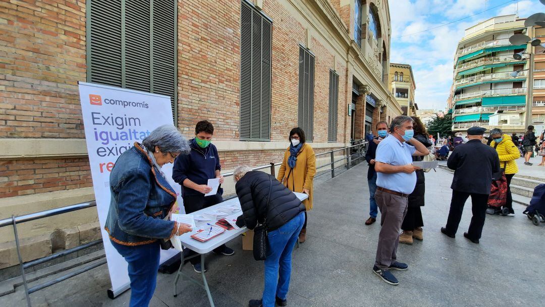 Recogida de firmas de Compromís en la Plaza 25 de mayo para reivindicar una financiación justa