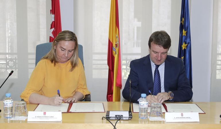 La consejera en funciones de Transportes,Rosalía Gonzalo, y el alcalde de Tres Cantos, Jesús Moreno, han firmado un convenio de colaboración para mejorar la vigilancia e inspección del transporte por carretera en el municipio