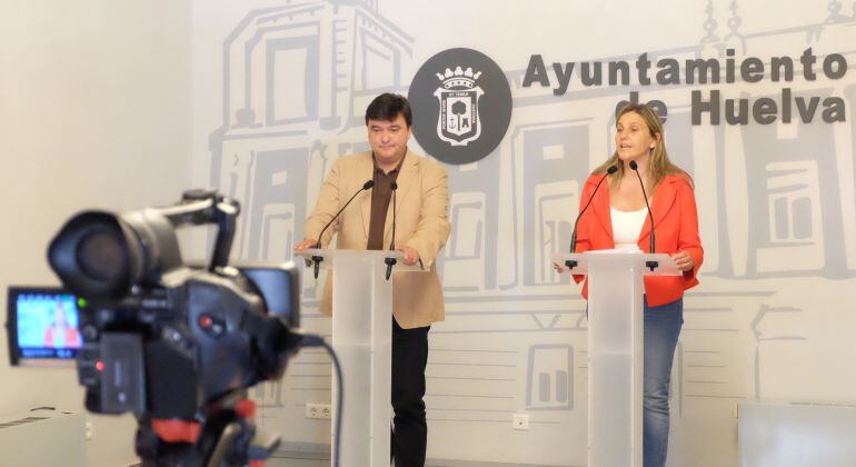 Gabriel Cruz, Alcalde de Huelva y María Villadeamigo, concejala de Economía durante la presentación de los Presupuestos Municipales