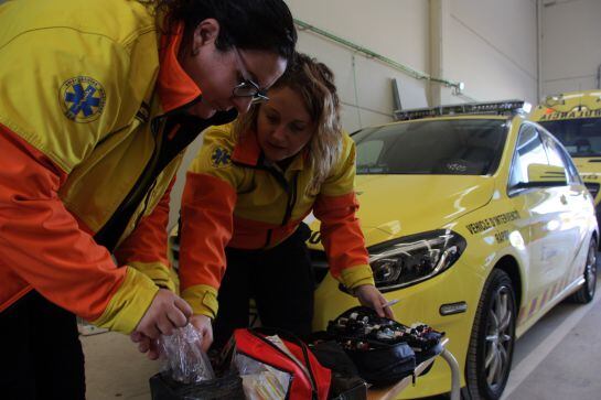 Dues professionals comproven el material dels nous VIR.