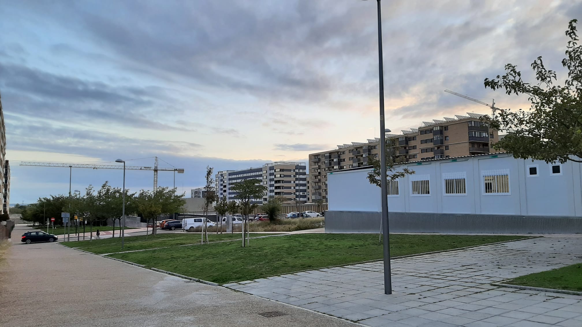 Colegio Ana María Navales, en Arcosur, en Zaragoza. En primer término, los barracones de Primaria. Al fondo, la grúa en el lugar en el que se está construyendo