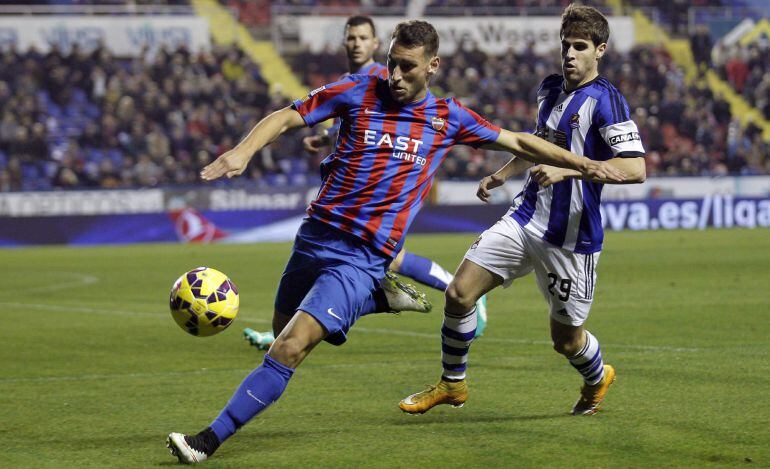 GRA168. VALENCIA, 20/12/2014.- El defensa del Levante Iván López (i) y el defensa de La Real Sociedad Pablo Hervias luchan por el balón durante el partido correspondiente a la decimosexta jornada de Liga que disputan en el estadio Ciutat de València. EFE/Manuel Bruque.