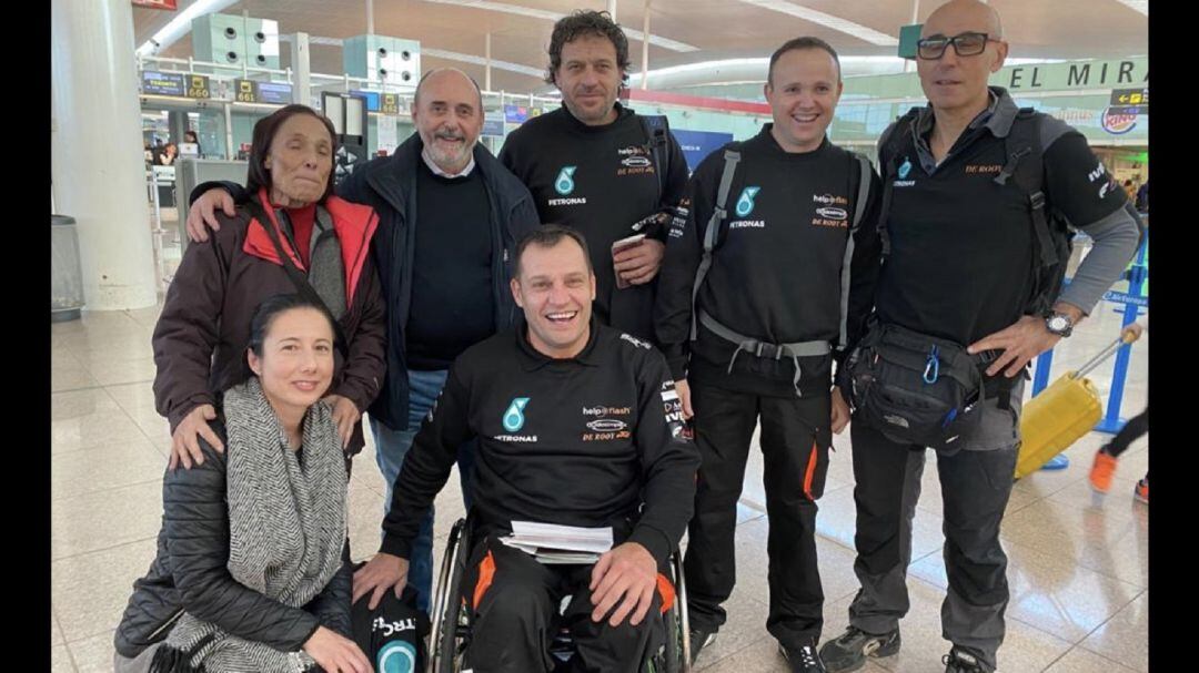 El pilot andorrà Albert Llovera amb el seu equip De Rooy amb el què prendrà part a l'edició d'enguany del Dakar just a la sortida del viatge a Aràbia Saudita on es disputa el ral·li enguany.