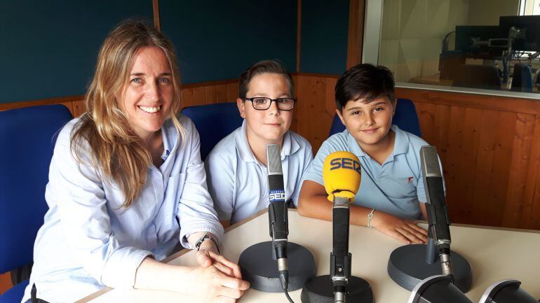 La profesora Araceli y los alumnos Daniel y Luis, miembros del coro Jardín de África, en el estudio de la Cadena Ser.