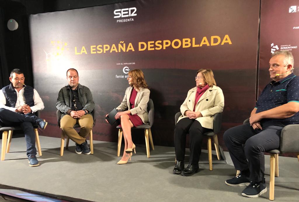 Comienza la primera mesa redonda de La España Despoblada de Colungo hablando de las posibilidades que ofrece el territorio.