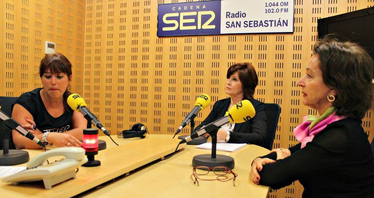 Larraitz Ugarte, en los estudios de Radio San Sebastián, con dos miembros de la plataforma contra el vial de Carlos I