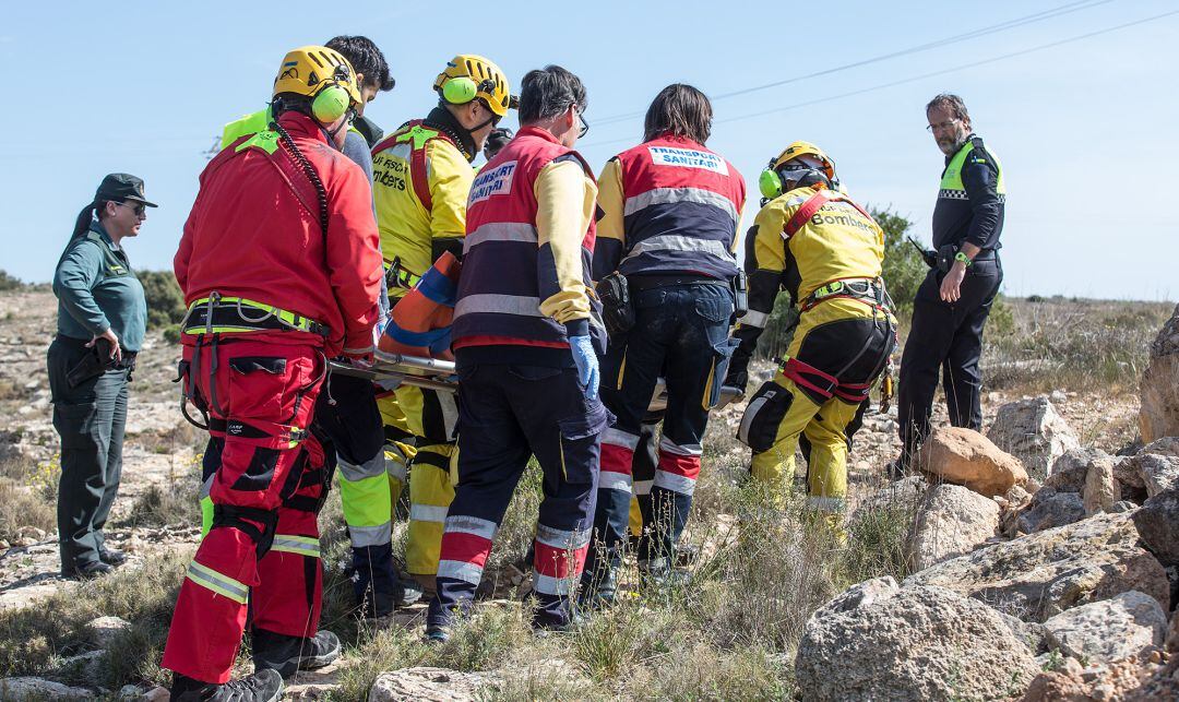 Un rescate de un senderista, realizado por el Cuerpo Provincial de Bomberos de Alicante.