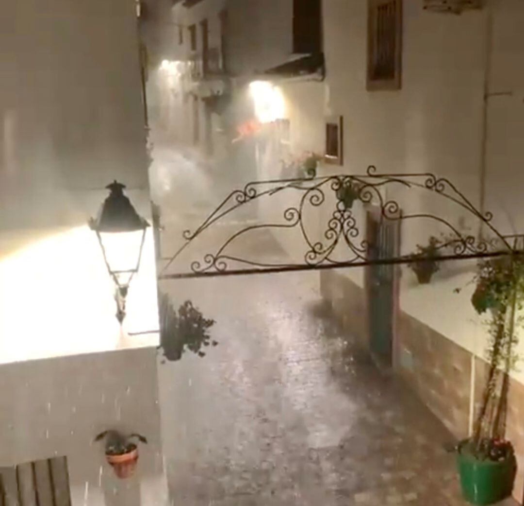 Un vecino de Estepona ha captado la intensa lluvia registrada