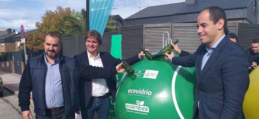 Los dos contenedores están situados frente al polideportivo La Cueva y allí al reciclar se darán las entradas para la Davis Cup.