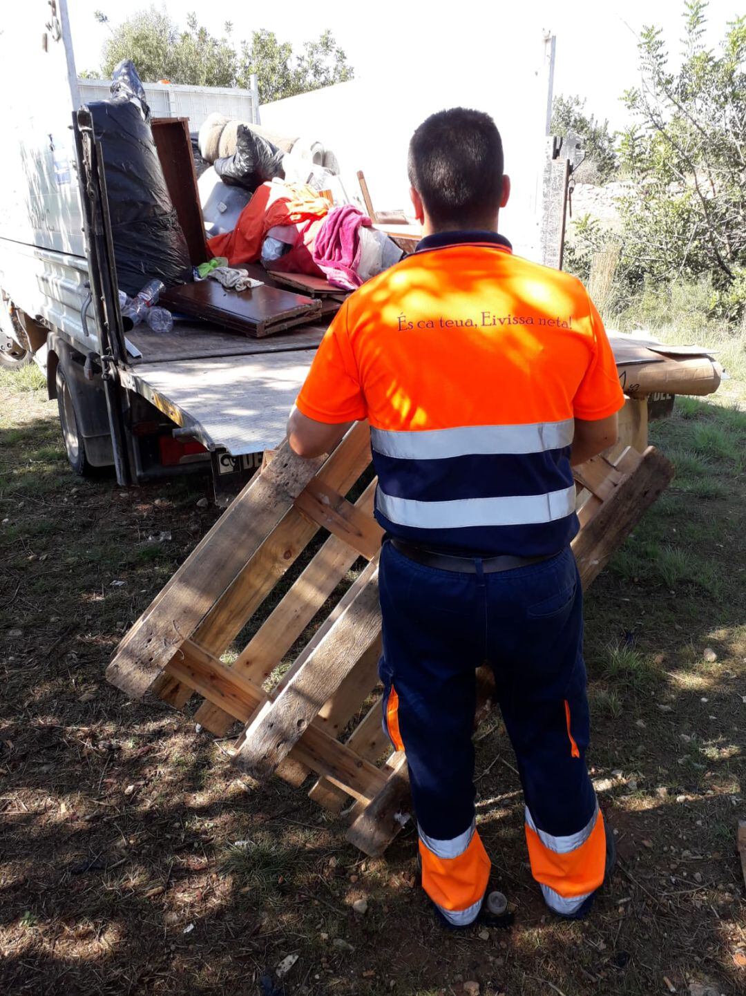 Imagen de los trabajos para desmantelar un nuevo asentamiento en Vila