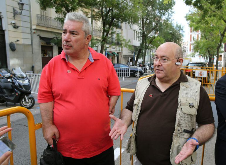 GRA032 MADRID, 23/09/2015.- El presidente y el vicepresidente de la Asociación de Víctimas de la Talidomida en España (Avite), José Riquelme (d) y Rafael Basterrechea, hoy ante el Tribunal Supremo, donde se celebra la vista del recurso de las víctimas del medicamento Talidomida contra la sentencia de la Audiencia Provincial de Madrid que anuló sus indemnizaciones. EFE/Mariscal