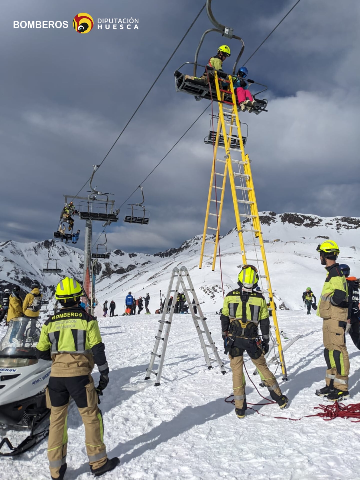 Los bomberos de  la DPH en pleno rescate de los atrapados en el telesilla de Astún