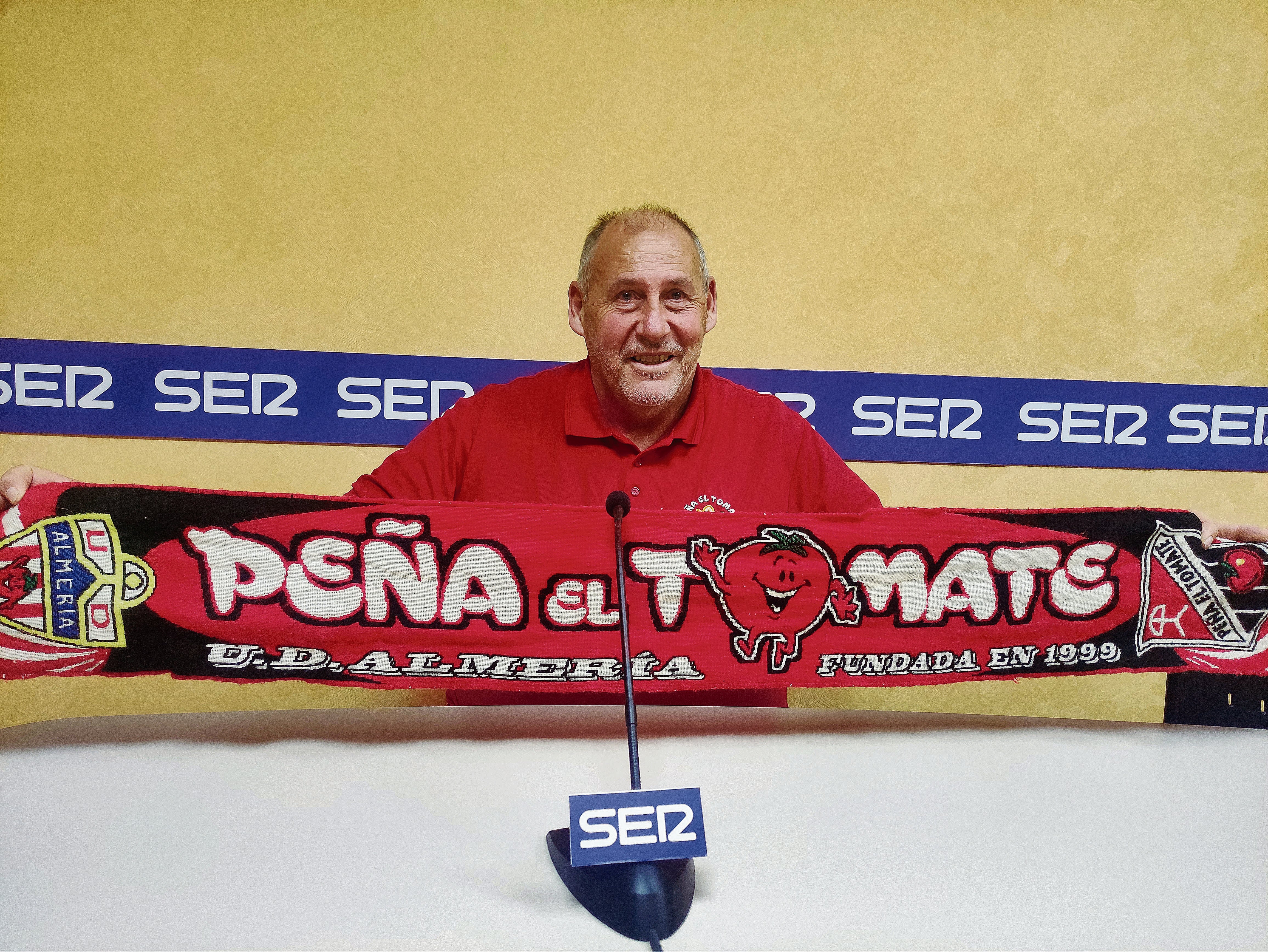 Posa para LA VOZ en los estudios de la Cadena SER con la bufanda de la Peña El Tomate.