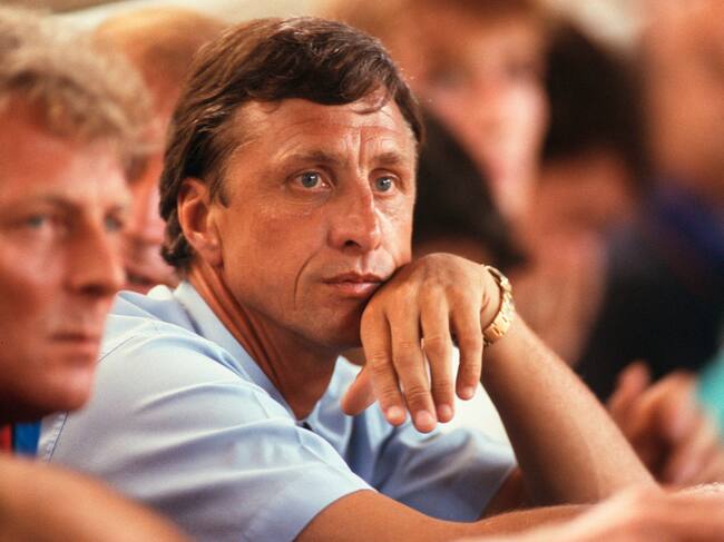BARCELONA, SPAIN - SEPTEMBER 16: Johan Cruijff coach of Barcelona looks on during the Champions League round 1 match between FC Barcelona and Viking Stavanger at the Camp Nou Stadium on September 16, 1992 in Barcelona, Spain. (Photo by Bongarts/Getty Images)