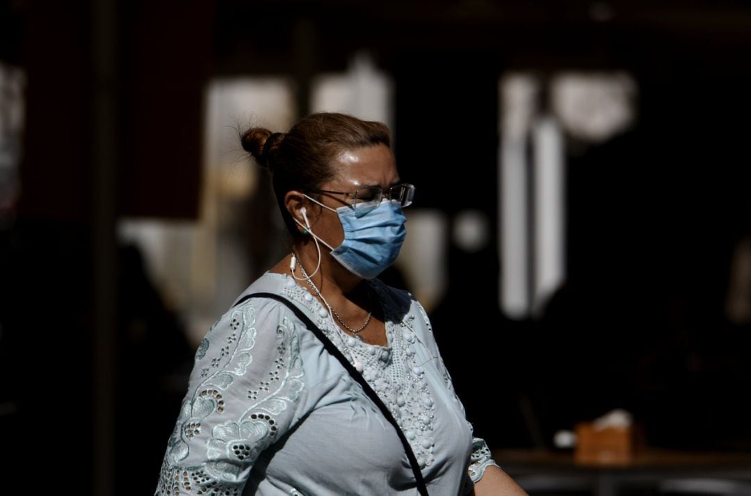 Una ciudadana pasea con su mascarilla.