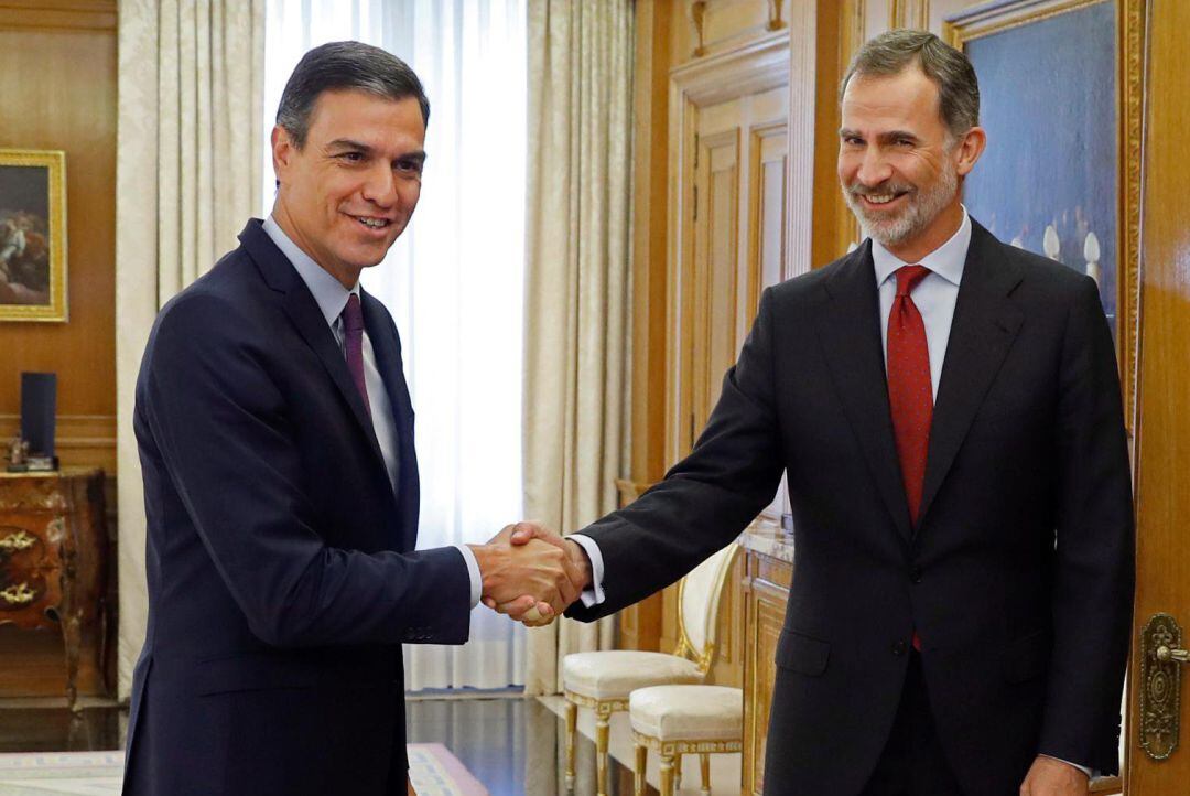 El rey Felipe VI saluda al líder del Partido Socialista PSOE, Pedro Sánchez, en el Palacio de la Zarzuela