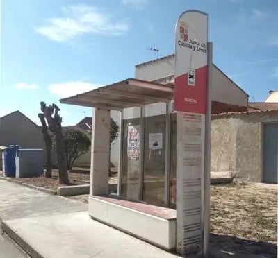 Parada autobús en el mundo rural.