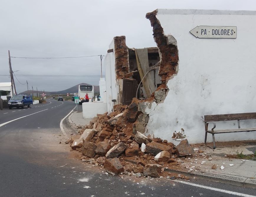 Estado de una vivienda de Lanzarote tras el impacto de una guagua.