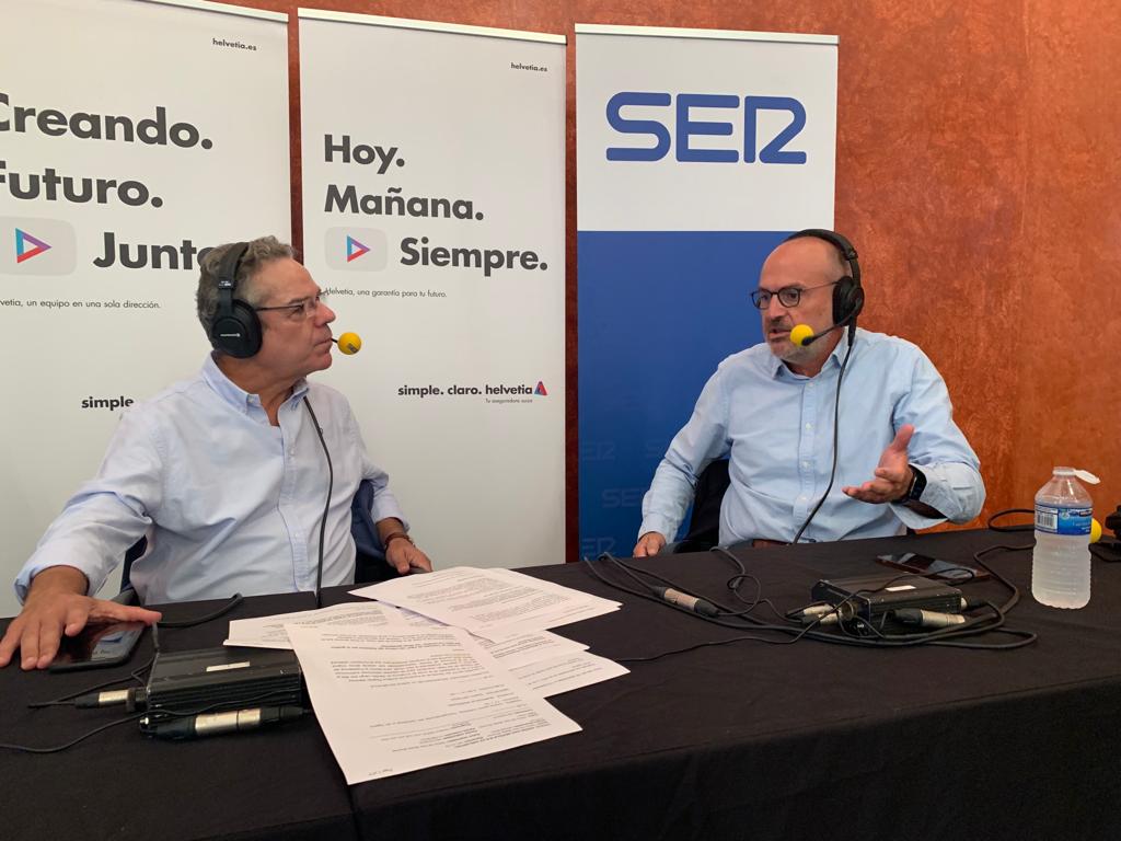 Salomón Hachuel, a la izquierda, entrevista a Íñigo Soto, CEO de Helvetia Seguros