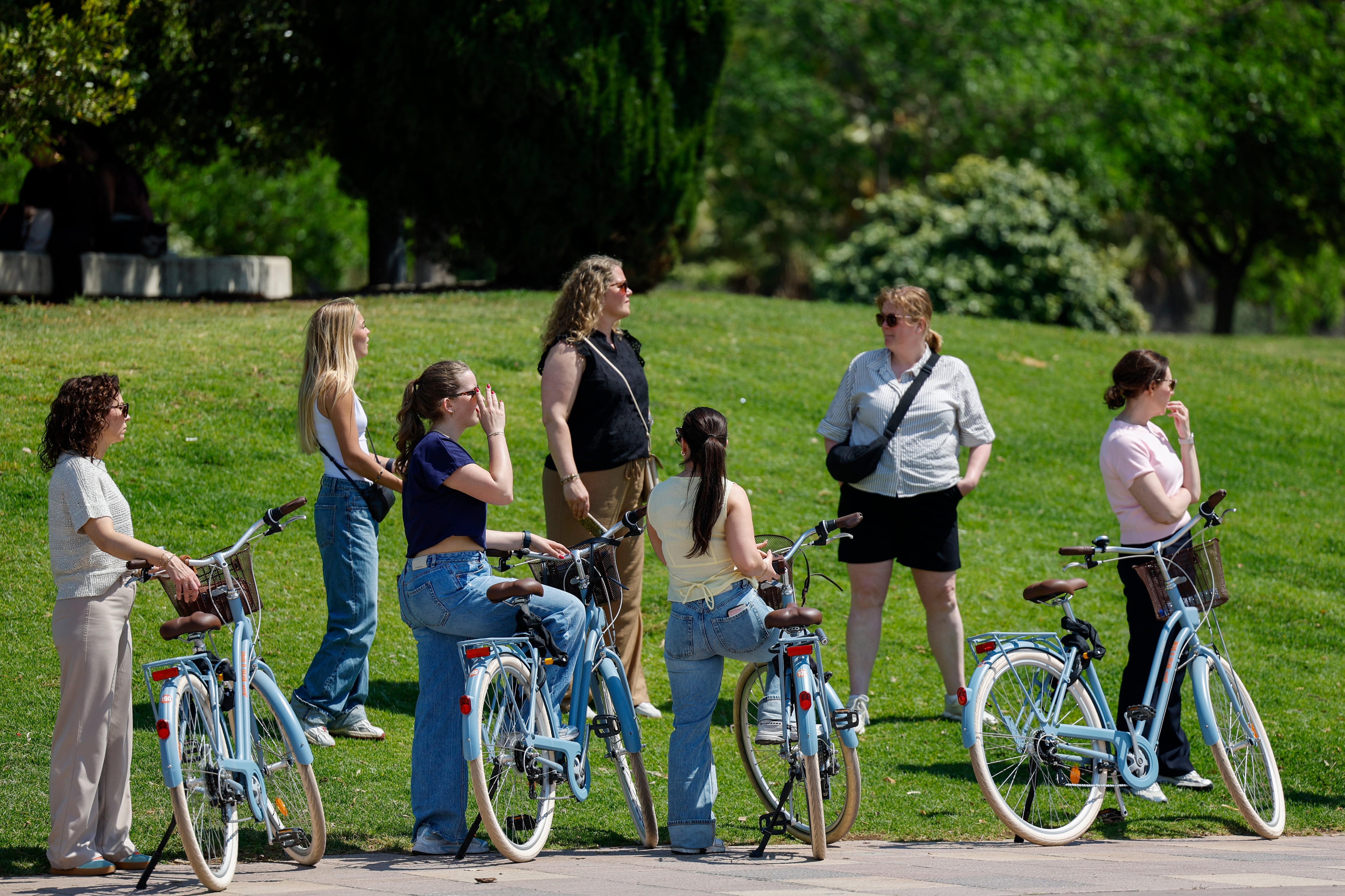 Un grupo de turistas aprovecha el buen tiempo para recorrer el antiguo cauce del Turia 