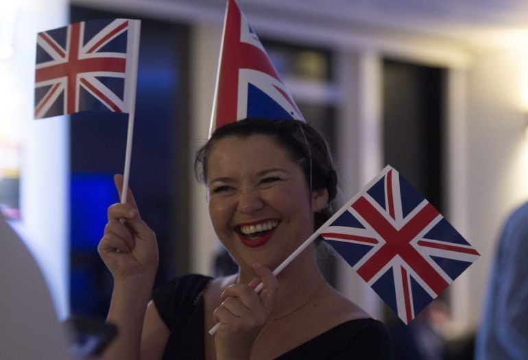 Una mujer asiste a un evento &#039;Leave.EU Referendum Party&#039; en Londres