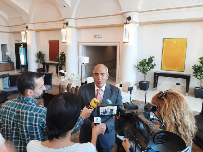 Gonzalo Alcaraz, director del Grupo Hesperia, atiende a los medios de comunicación en el 'lobby' del hotel