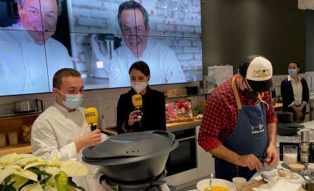 Azul Tejerina conversa con Víctor de Castro, chef pastelero del restaurante Boroa mientras Lázaro prepara su plato en Bilbao Degusta