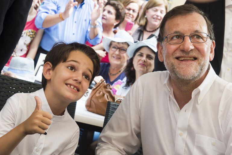 Fotografía facilitada por el PP, del presidente del Gobierno en funciones y del Partido Popular Mariano Rajoy (d), que se ha reencontrado hoy en Molina de Segura (Murcia) con su &quot;miniyo&quot;, el niño Pablo Gomariz, quien hace unos días le imitó en un programa